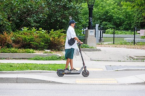 MIKE DEAL / FREE PRESS
An E-scooter rider makes their way along Assiniboine Avenue Tuesday afternoon.
On the rise of e-bikes and scooters in Winnipeg and how the city/province plans to regulate them.
Reporter: Zoe Pierce
260707 - Tuesday, July 07, 2026.