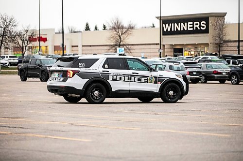 MIKAELA MACKENZIE / FREE PRESS
A police car drives through retail parking lots in Unicity on Thursday, Nov. 6, 2025.
For retail theft story.
Free Press 2025