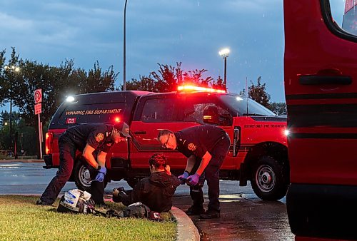 ROBERT LEE / FREE PRESS
Garrett Moss, left, firefighter paramedic and lieutenant Scott Robertson respond to a drug overdose call in Winnipeg on Wednesday, August 19, 2026.