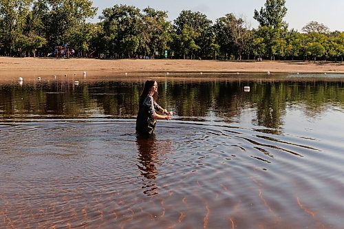 MIKE DEAL / FREE PRESS
Tylo Chadney, acting beach monitoring specialist with the Provinces Environment and Climate Change department, collects water from the lake in St. Malo Provincial Park for monitoring e. coli levels.
Reporter: Melissa Martin
260821 - Friday, August 21, 2026.