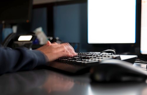 ROBERT LEE / FREE PRESS
The fingers of a communication operator type speedily while on a call at the 911 Communications Centre on Wednesday, August 19, 2026.