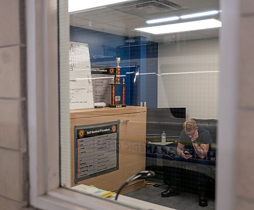 ROBERT LEE / FREE PRESS
A firefighter checks his phone between calls at Winnipeg Fire Paramedic Service Station 1 on Wednesday, August 19, 2026.