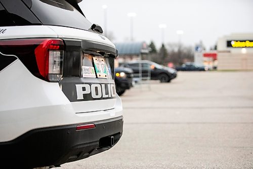 MIKAELA MACKENZIE / FREE PRESS
A police car drives through retail parking lots in Unicity on Thursday, Nov. 6, 2025.
For retail theft story.
Free Press 2025