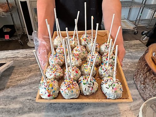 AARON EPP / FREE PRESS
Village Green Bakery in Victoria Beach
A tray of cake pops at Village Green Bakery in Victoria Beach.