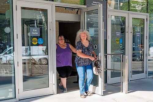 MIKE DEAL / FREE PRESS
Tammy Freynet (in bluejeans), the nurse accused of smothering a patient at Bethesda Regional Health Centre in 2024, leaves the Winnipeg Law Courts Building Thursday morning.
Reporter: Dean Pritchard
260827 - Thursday, August 27, 2026.