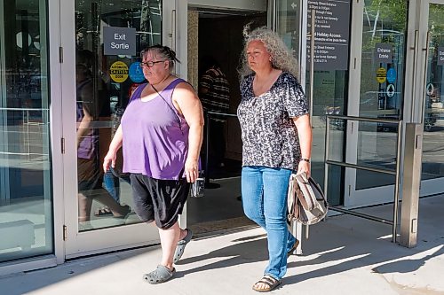 MIKE DEAL / FREE PRESS
Tammy Freynet (in bluejeans), the nurse accused of smothering a patient at Bethesda Regional Health Centre in 2024, leaves the Winnipeg Law Courts Building Thursday morning.
Reporter: Dean Pritchard
260827 - Thursday, August 27, 2026.