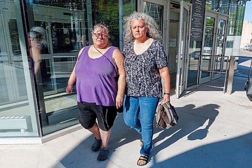 MIKE DEAL / FREE PRESS
Tammy Freynet (in bluejeans), the nurse accused of smothering a patient at Bethesda Regional Health Centre in 2024, leaves the Winnipeg Law Courts Building Thursday morning.
Reporter: Dean Pritchard
260827 - Thursday, August 27, 2026.