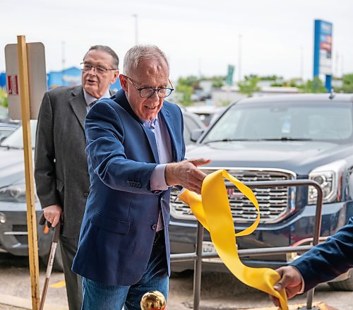 ROBERT LEE / FREE PRESS
Rob Greasley, executive director of the Assiniboia Chamber of Commerce prepares the ceremonial ribbon to be cut at the grand opening of River City Sports Bar and Events Centre in Winnipeg on Friday, August 28, 2026. 