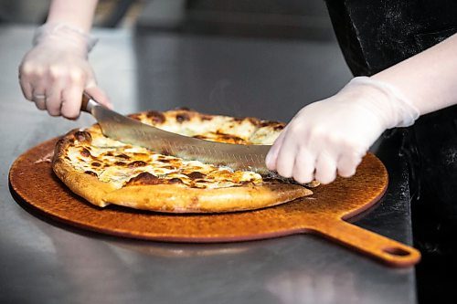MIKAELA MACKENZIE / FREE PRESS

A four cheese pizza is cut into pieces at Crusty Craft Pizza in Transcona on Wednesday, Sept. 2, 2026.

For Dave Sanderson story.
Free Press 2026