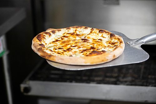 MIKAELA MACKENZIE / FREE PRESS

A four cheese pizza comes out of the oven at Crusty Craft Pizza in Transcona on Wednesday, Sept. 2, 2026.

For Dave Sanderson story.
Free Press 2026