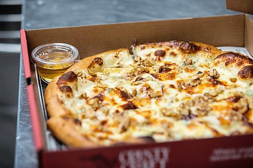 MIKAELA MACKENZIE / FREE PRESS

A four cheese pizza at Crusty Craft Pizza in Transcona on Wednesday, Sept. 2, 2026.

For Dave Sanderson story.
Free Press 2026