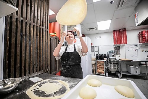 MIKAELA MACKENZIE / FREE PRESS
Iryna Mehedyn makes pizza at Crusty Craft Pizza in Transcona on Wednesday, Sept. 2, 2026.
For Dave Sanderson story.
Free Press 2026