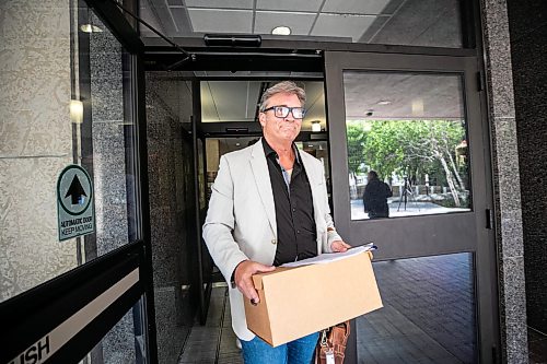 MIKAELA MACKENZIE / FREE PRESS
Kevin Klein registers for the mayoral race at City Hall on Thursday, Sept. 3, 2026.
For Malak story.
Free Press 2026