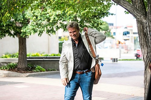 MIKAELA MACKENZIE / FREE PRESS
	
Kevin Klein walks up to register for the mayoral race at City Hall on Thursday, Sept. 3, 2026.

For Malak story.
Free Press 2026