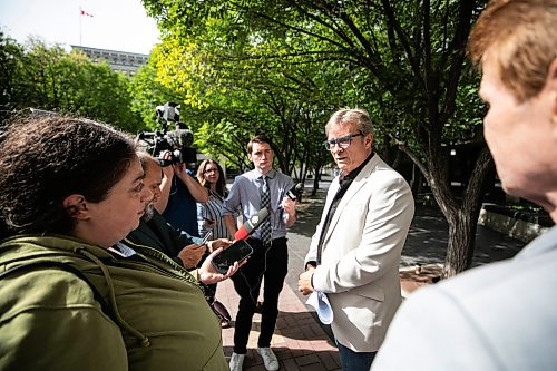 MIKAELA MACKENZIE / FREE PRESS
Kevin Klein registers for the mayoral race at City Hall on Thursday, Sept. 3, 2026.
For Malak story.
Free Press 2026