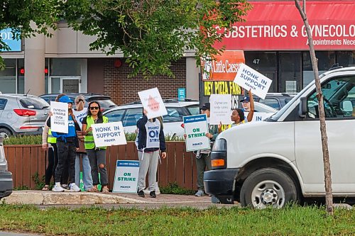 MIKE DEAL / FREE PRESS
Dynacare workers walk the picket line outside the Dynacare location at 55 Marion Street Tuesday morning.
Reporter: Erik Pindera
260908 - Tuesday, September 08, 2026.