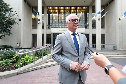 Ruth Bonneville / Free Press
Local City Hall Mayoral race - Gillingham
Wpg. Mayor, Scott Gillingham chats with reporters outside city hall after Kevin Klein confirmed on Tuesday that he would be running for mayor of Winnipeg.
Sept 1st, 2026