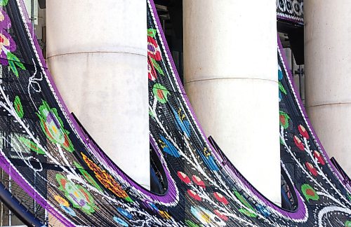 Ruth Bonneville / Free Press
ENT - Metis / Main
Photo of the massive metal chain screen featuring a traditional floral Métis beadwork design is being installed on the facade of Winnipeg's historic Bank of Montreal building at Portage and Main.
The Artist: Created by renowned Red River Métis artist Jennine Krauchi.
Reporter: Conrad Sweatman
Sept 9th, 2026