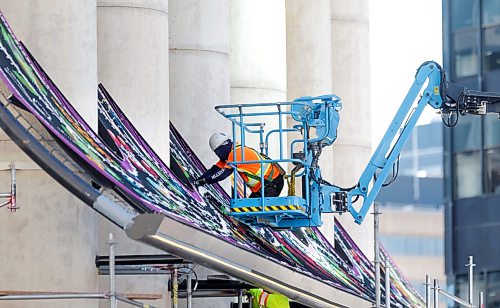 Ruth Bonneville / Free Press
ENT - Metis / Main
Photo of the massive metal chain screen featuring a traditional floral Métis beadwork design is being installed on the facade of Winnipeg's historic Bank of Montreal building at Portage and Main.
The Artist: Created by renowned Red River Métis artist Jennine Krauchi.
Reporter: Conrad Sweatman
Sept 9th, 2026