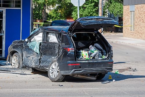 MIKE DEAL / FREE PRESS
Winnipeg police are investigating a “serious incident” that left people injured following a police pursuit near Broadway and Langside Street Friday afternoon.
260911 - Friday, September 11, 2026.