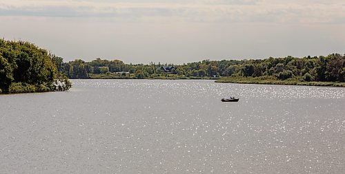 MIKE DEAL / FREE PRESS
A lone fisherman sits in a motorboat on the Red River just north of Selkirk, MB, Friday morning.
Standup
260911 - Friday, September 11, 2026.