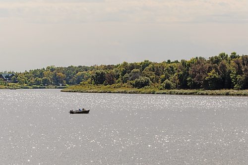 MIKE DEAL / FREE PRESS
A lone fisherman sits in a motorboat on the Red River just north of Selkirk, MB, Friday morning.
Standup
260911 - Friday, September 11, 2026.