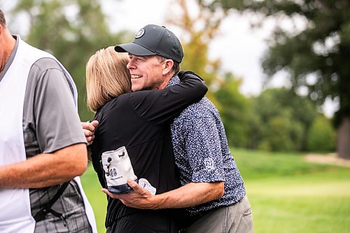MIKAELA MACKENZIE / FREE PRESS
Manitoban Todd Fanning hugs Judy McTaggart after wrapping up his last round in the Canadian senior menճ golf championship at Niakwa Country Club on Friday, Sept. 11, 2026.
For Josh story.
Free Press 2026