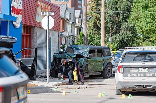 MIKE DEAL / FREE PRESS
Winnipeg police are investigating a “serious incident” that left people injured following a police pursuit near Broadway and Langside Street Friday afternoon.
260911 - Friday, September 11, 2026.