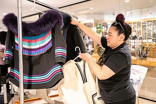 MIKAELA MACKENZIE / FREE PRESS
Winifred Nungak puts her pieces on a rack at the WAG on Monday, Sept. 14, 2026.
For AV story.
Free Press 2026