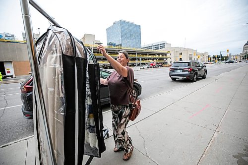 MIKAELA MACKENZIE / FREE PRESS
Amy McPherson brings her pieces in to the WAG on Monday, Sept. 14, 2026.
For AV story.
Free Press 2026