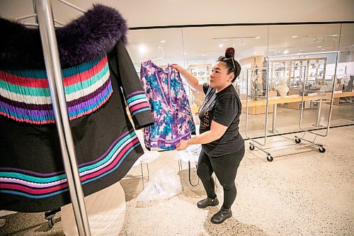 MIKAELA MACKENZIE / FREE PRESS
Winifred Nungak puts her pieces on a rack at the WAG on Monday, Sept. 14, 2026.
For AV story.
Free Press 2026