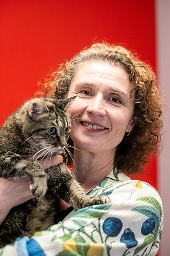 MIKAELA MACKENZIE / FREE PRESS
Chris Von Schindler, Winnipeg Humane Society CEO, with 14-year-old cat Shoppers on Tuesday, Sept. 15, 2026.
For Janine 49.8 story.
Free Press 2026