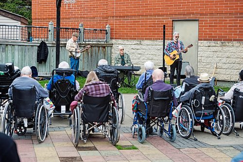 MIKE DEAL / FREE PRESS
Residents listen to The Spectacles, (from left): Tim Osmond, Grant Simpson, and Jaxon Haldane, during the Misericordia Place personal care home’s first-ever block party.
standup
260916 - Wednesday, September 16, 2026.