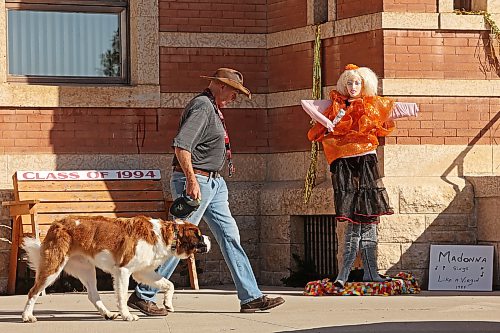 A pedestrian and their dog pass by a dressed-up scarecrow prior to last year's Scarecrow Days. Souris's annual festival runs Friday through Sunday this year. (Tim Smith/The Brandon Sun files)
