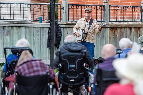 MIKE DEAL / FREE PRESS
Tim Osmond plays the banjo during a performance with his band The Spectacles at the Misericordia Place personal care home’s first-ever block party.
standup
260916 - Wednesday, September 16, 2026.