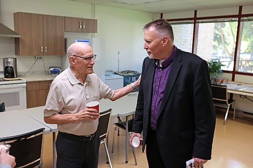 17092026
Brandon Mayoral candidate Len Isleifson (R) speaks with Hobbs Manor resident Roy Walwyn in Brandon after speaking to residents on Thursday morning.
(Tim Smith/The Brandon Sun)