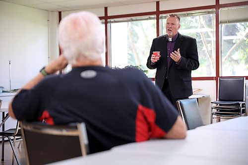17092026
Brandon Mayoral candidate Len Isleifson introduces himself and speaks to residents at Hobbs Manor in Brandon on Thursday morning.
(Tim Smith/The Brandon Sun)