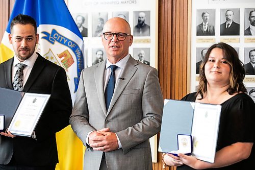 MIKAELA MACKENZIE / FREE PRESS
Mayor Scott Gillingham presents the Mayorճ Award of Valour to Jaycyln Morrissette (right) and Brady Saunders at City Hall on Friday, Sept. 18, 2026.
For Morgan story.
Free Press 2026