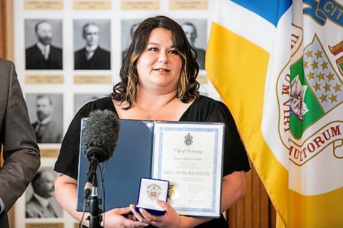 MIKAELA MACKENZIE / FREE PRESS
Jaycyln Morrissette accepts the Mayorճ Award of Valour from mayor Scott Gillingham at City Hall on Friday, Sept. 18, 2026.
For Morgan story.
Free Press 2026