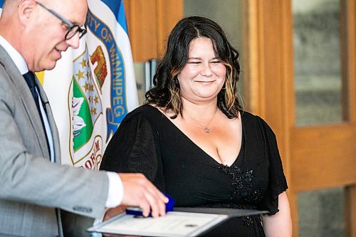 MIKAELA MACKENZIE / FREE PRESS
Jaycyln Morrissette accepts the Mayorճ Award of Valour from mayor Scott Gillingham at City Hall on Friday, Sept. 18, 2026.
For Morgan story.
Free Press 2026