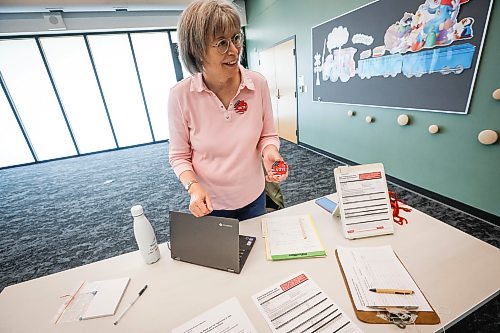 JOHN WOODS / FREE PRESS
Barbara Coombs, an American citizen living in Winnipeg, gives information to other Americans about how to vote in the upcoming US elections during an information session at the Bill and Helen Norrie Library Sunday, September 20, 2026. 

reporter: nicole