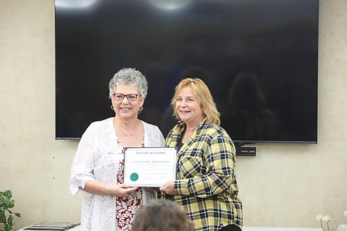 Hobbs Manor fundraising committee member Erin Foulkes presents an appreciation certificate to Keystone Centre chief executive officer Connie Lawrence during the donor appreciation event at the residence on Friday. (Abiola Odutola/The Brandon Sun)