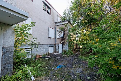 MIKE DEAL / FREE PRESS
It took WFPS crews over 90 minutes to put out a fire in a vacant and boarded up apartment building at 612 Flora Avenue close to McGregor Street, because it was too dangerous to enter the building.
260921 - Monday, September 21, 2026.