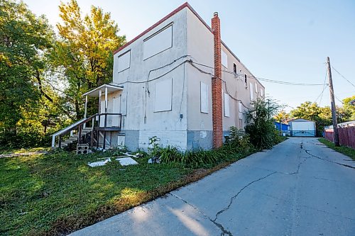 MIKE DEAL / FREE PRESS
It took WFPS crews over 90 minutes to put out a fire in a vacant and boarded up apartment building at 612 Flora Avenue close to McGregor Street, because it was too dangerous to enter the building. 
260921 - Monday, September 21, 2026.