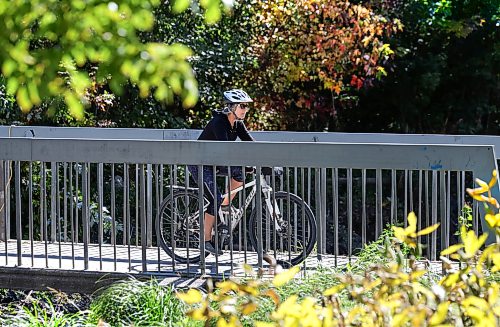 Ruth Bonneville / Free Press
Weather Standup
PERFECT FALL DAY:
A cyclist takes advantage of a gorgeous, autumn-like afteroon, with clear brilliant blue skies, plenty of sunshine and a mild temperature of 19°C, ideal conditions for outdoor cycling across the Omand’s Creek bridge Monday.
Sept 21st, 2026