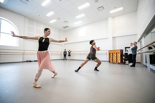 MIKAELA MACKENZIE / FREE PRESS
Royal Winnipeg Ballet dancers Maggie Weatherdon and Stephan Azulay rehearse for the Studio Series show on Tuesday, Sept. 22, 2026.
For Jen story.
Free Press 2026