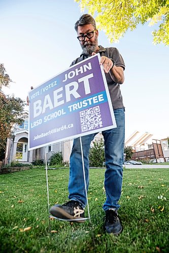 JOHN WOODS / FREE PRESS
John Baert, trustee candidate, canvasses in Island Lakes in Winnipeg, Tuesday, September 22, 2026.
reporter: maggie