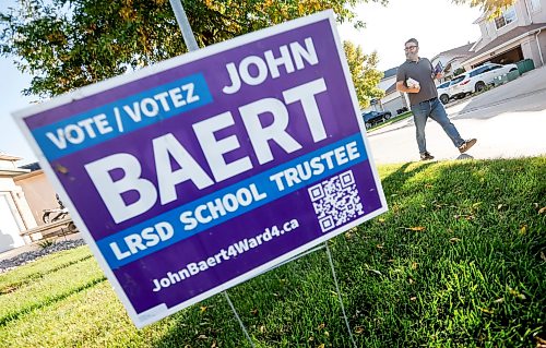 JOHN WOODS / FREE PRESS
John Baert, trustee candidate, canvasses in Island Lakes in Winnipeg, Tuesday, September 22, 2026.
reporter: maggie
