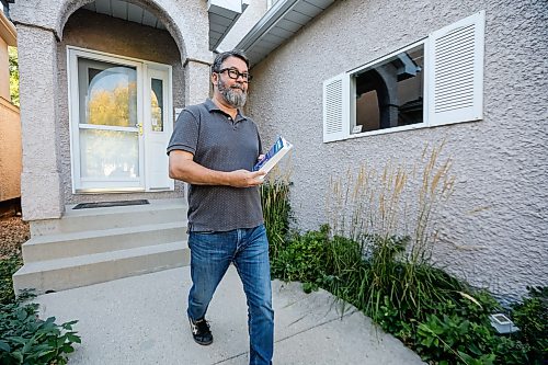 JOHN WOODS / FREE PRESS
John Baert, trustee candidate, canvasses in Island Lakes in Winnipeg, Tuesday, September 22, 2026.
reporter: maggie