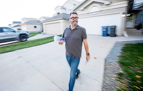 JOHN WOODS / FREE PRESS
John Baert, trustee candidate, canvasses in Island Lakes in Winnipeg, Tuesday, September 22, 2026.
reporter: maggie